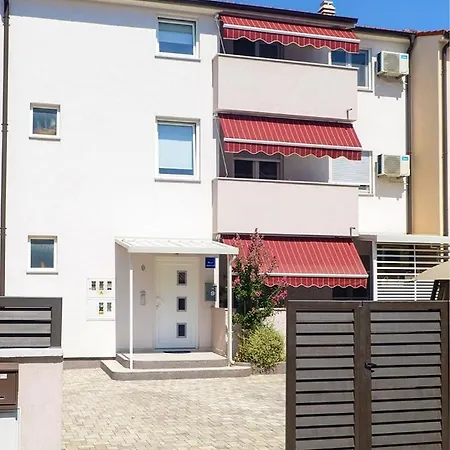 Leona Apartment *