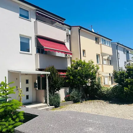 Leona Apartment