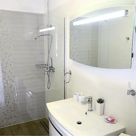 Leona Apartment *