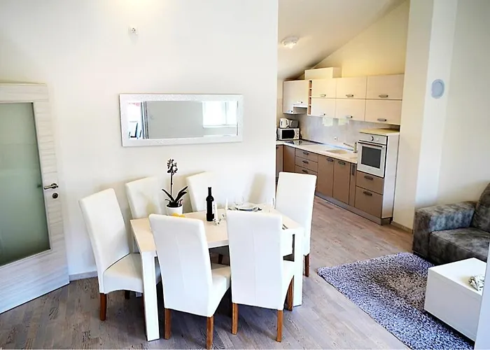 Апартаменты Leona Пула